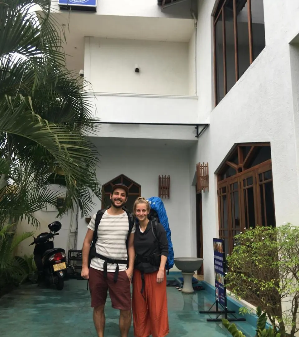 Like Mike Tourist Guest House & Restaurant 尼甘布
