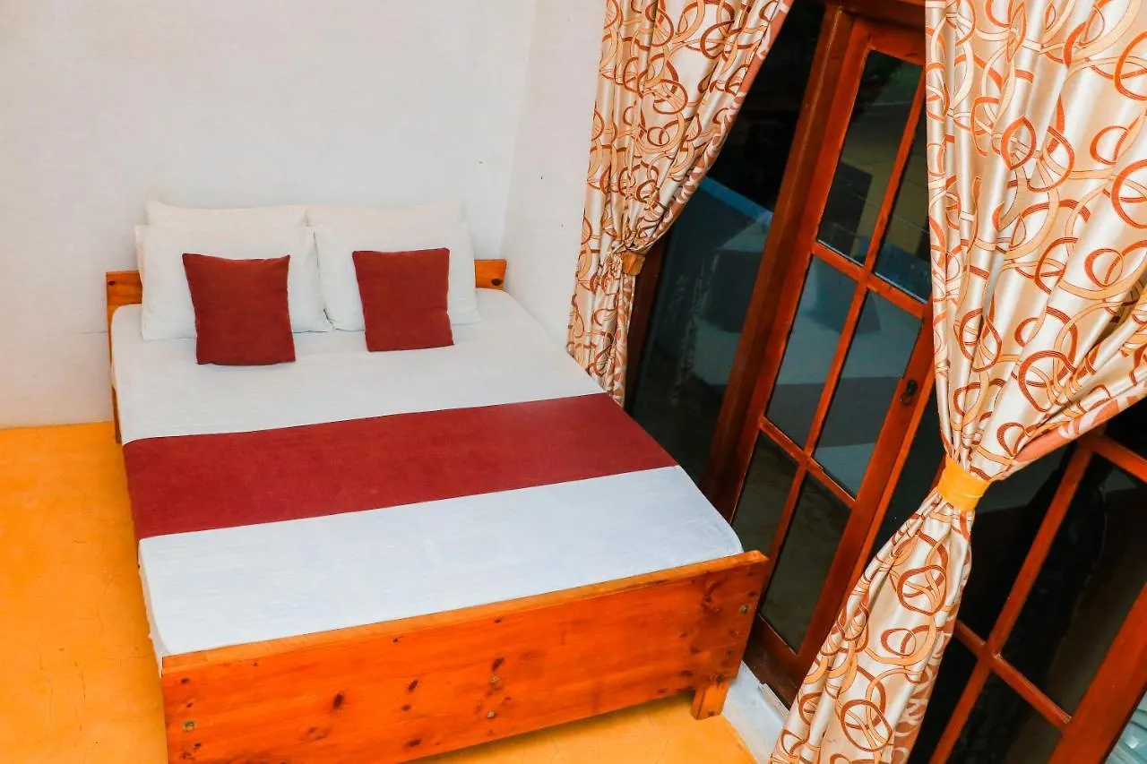 Like Mike Tourist Guest House & Restaurant 尼甘布