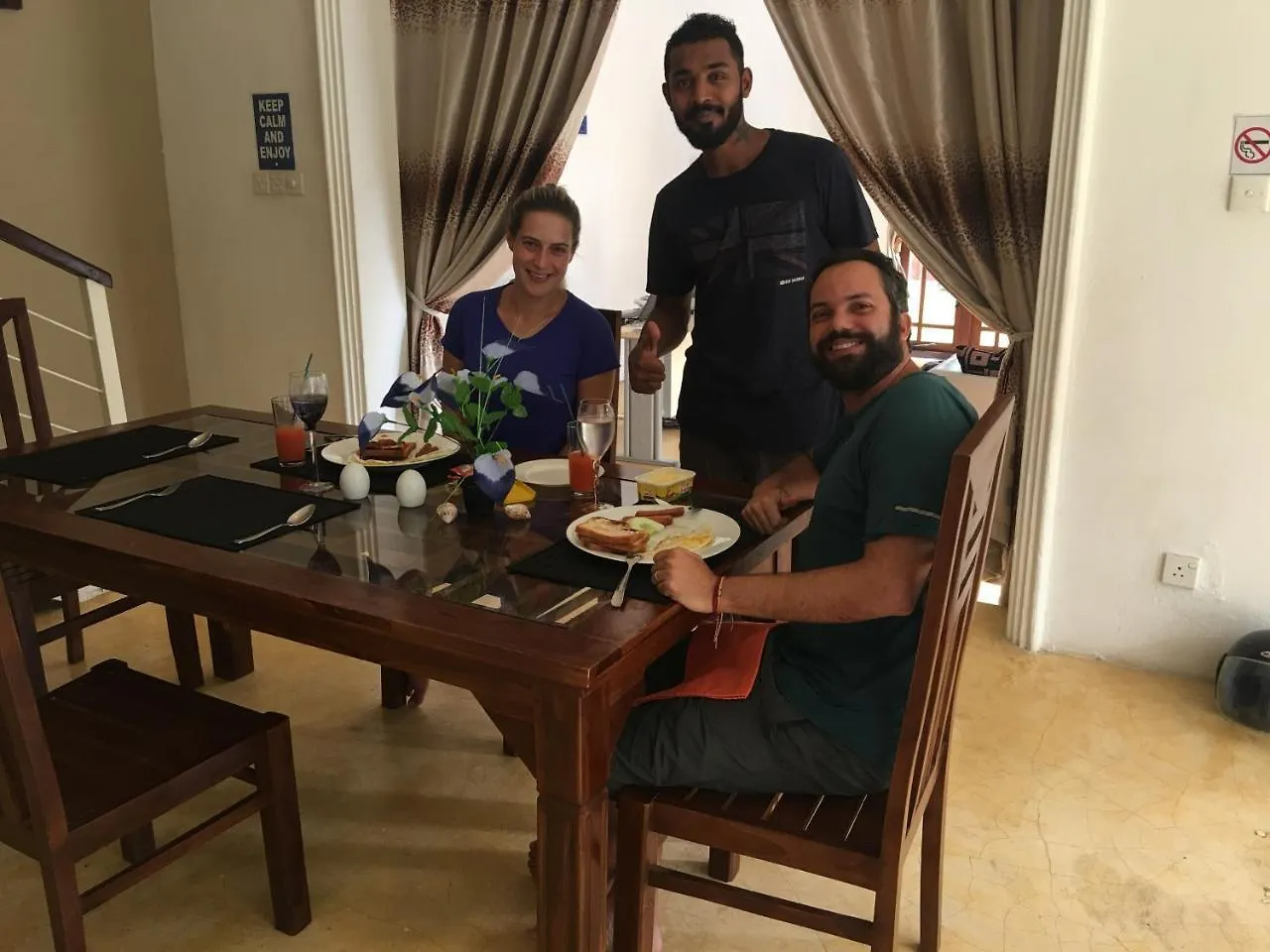 Like Mike Tourist Guest House & Restaurant 尼甘布