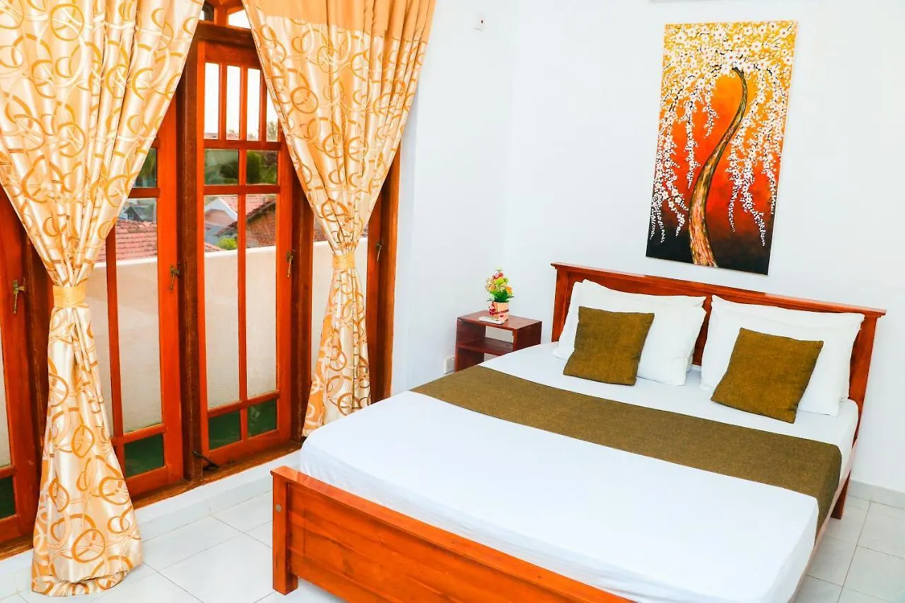 Like Mike Tourist Guest House & Restaurant 尼甘布