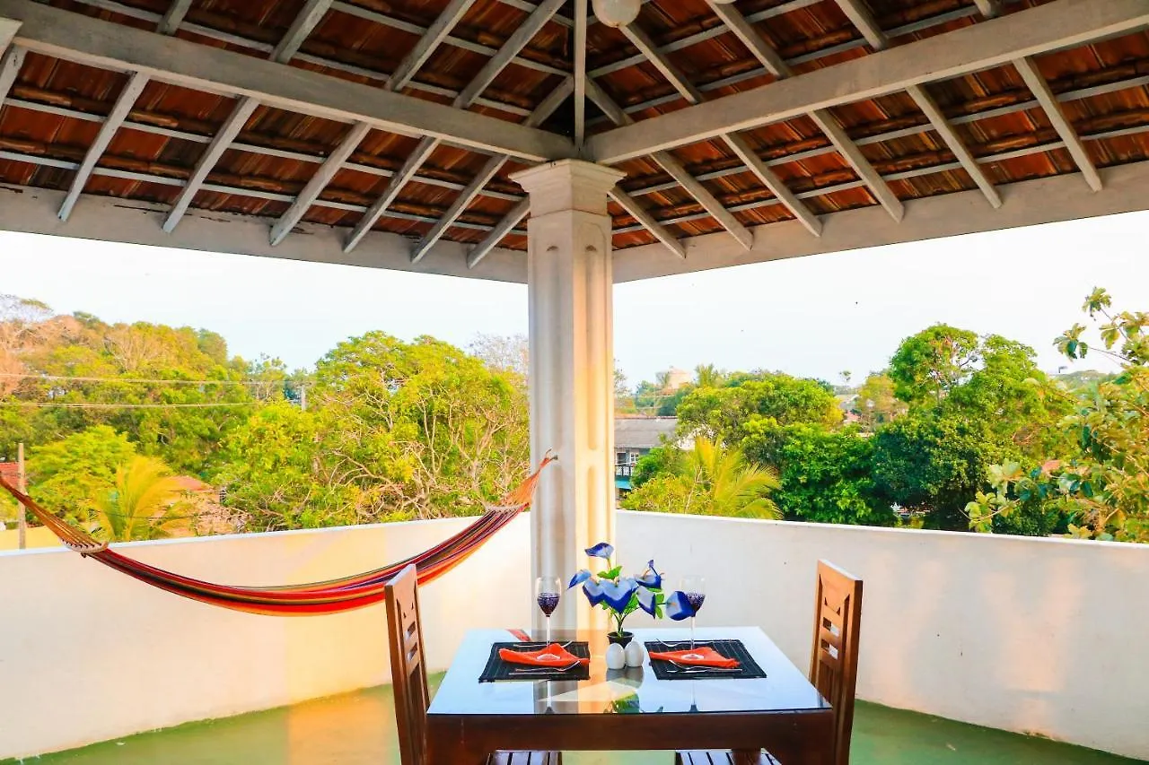 Like Mike Tourist Guest House & Restaurant 尼甘布