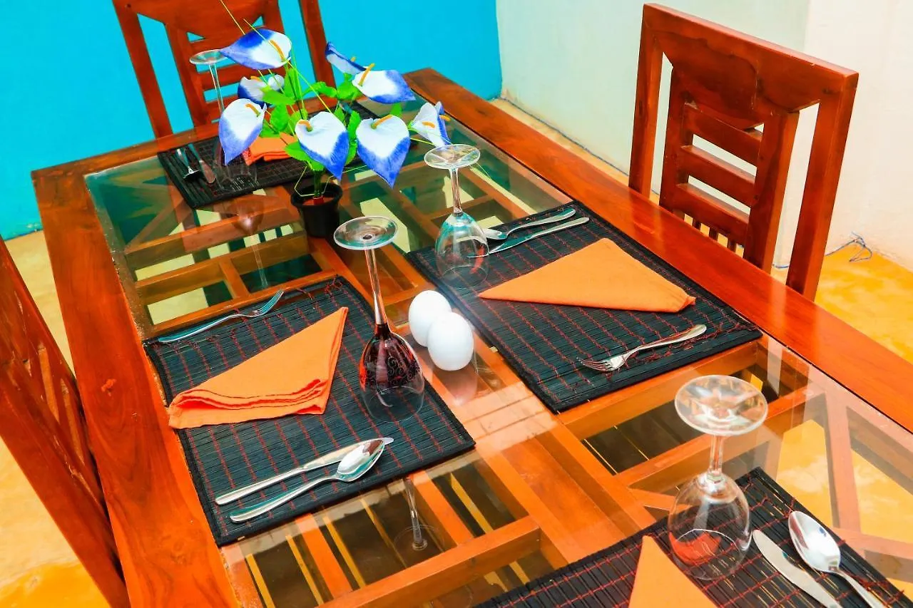 Like Mike Tourist Guest House & Restaurant 尼甘布